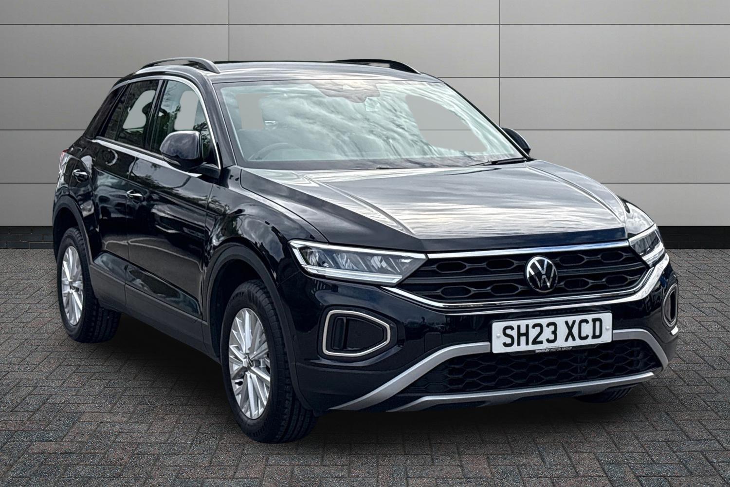 Volkswagen T-roc 1.0 TSI Life Euro 6 (s/s) 5dr The 2023 Volkswagen T-Roc TSI Life is a practical and well-equipped compact SUV designed for modern driving. This model is powered by a 1.0-litre petrol engine that meets Euro 6 emission standa — photograph from Ocean Ford